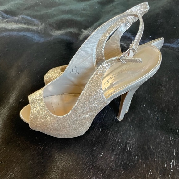 Michelangelo Gold High Heels Stilettos Peep Toe Size 7.5 2.5 In Heel Prom - Picture 1 of 6